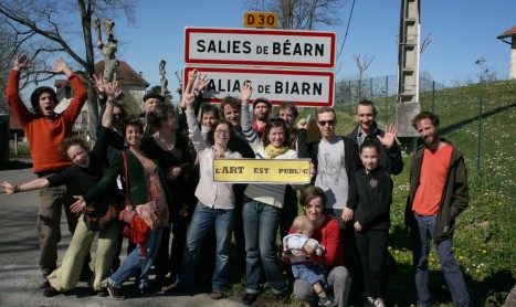 LACAZE AUX SOTTISES MONTE SON CHAPITEAU…AVEC VOUS